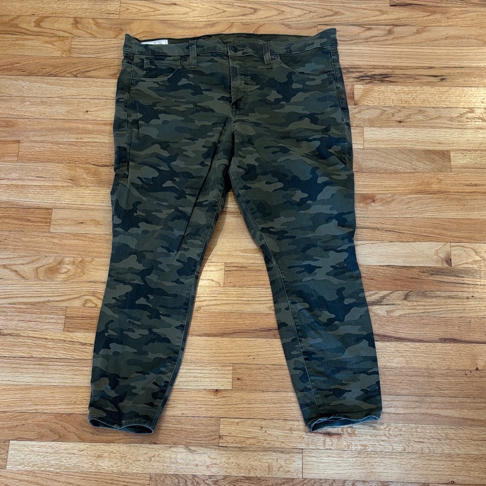 GAP High Rise True Skinny Pants in Camo
